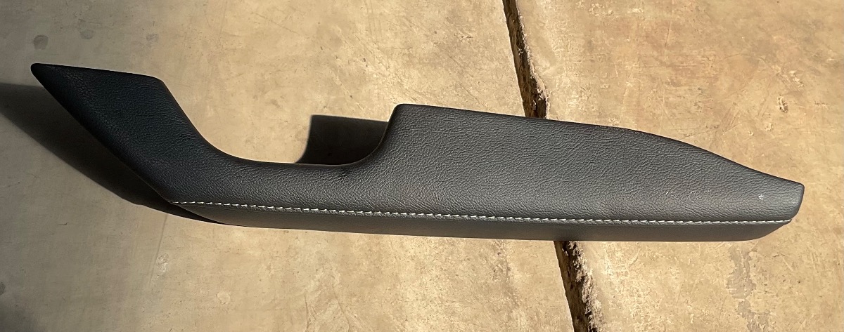 HILUX GD RIGHT FRONT ARM REST
