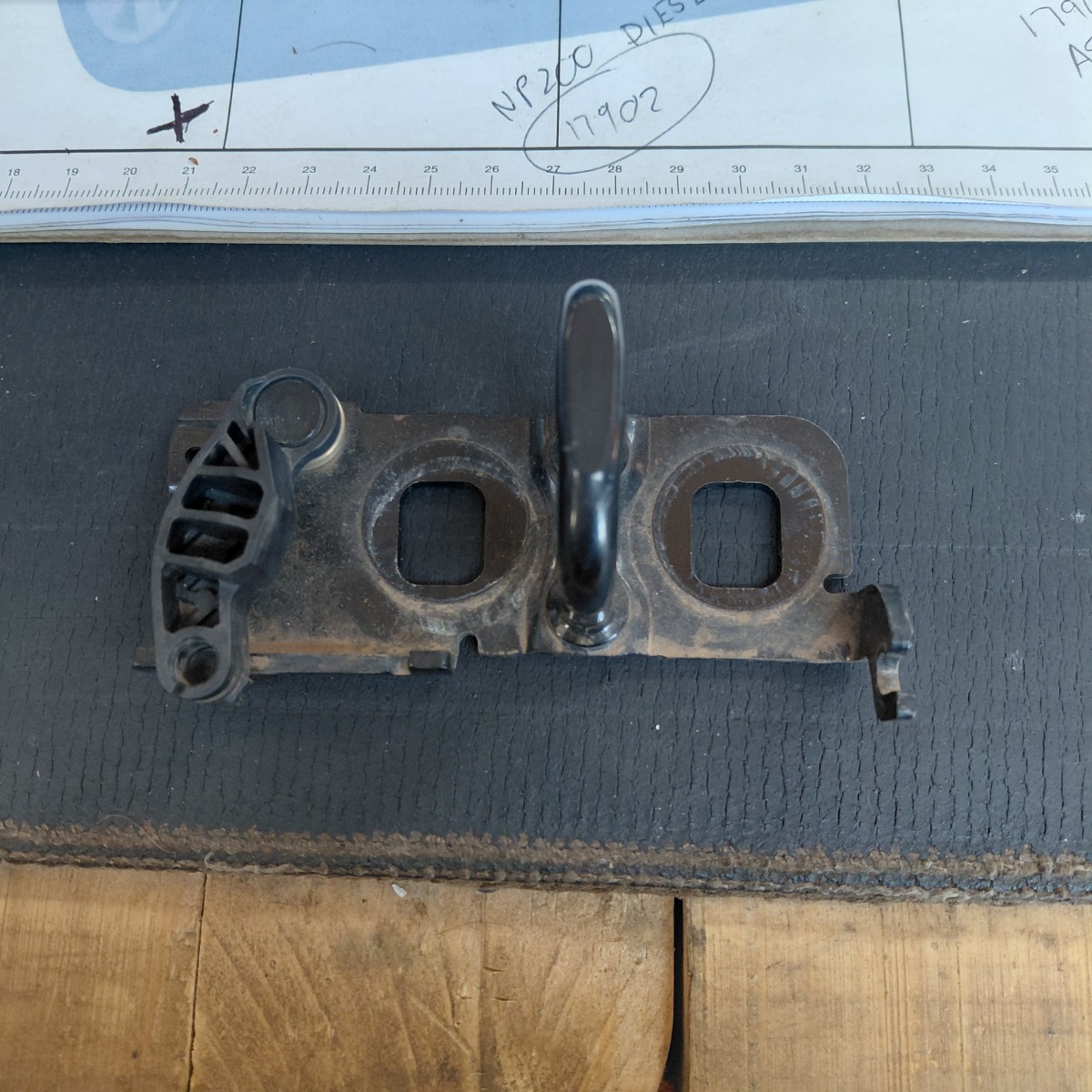 SANDERO II BOOT STRIKER PLATE