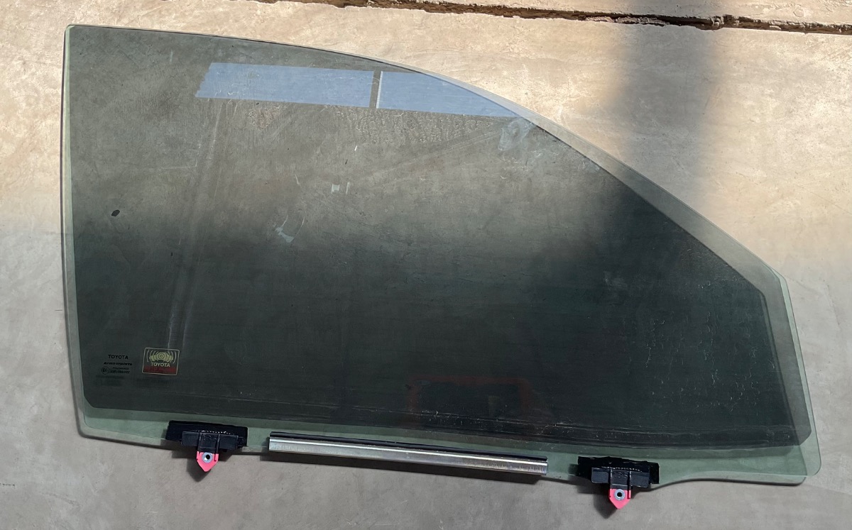 HILUX GD DOUBLE CAB RIGHT FRONT DOOR GLASS