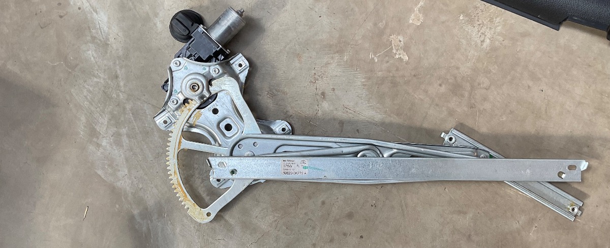 HILUX GD LEFT FRONT WINDOW MECH ELEC