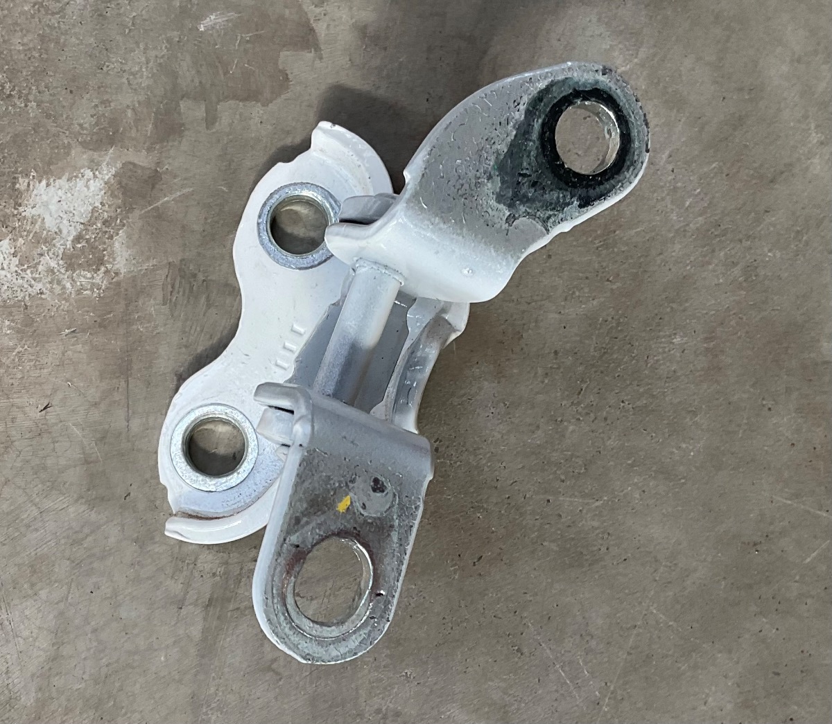 HILUX GD RIGHT FRONT LOWER DOOR HINGE