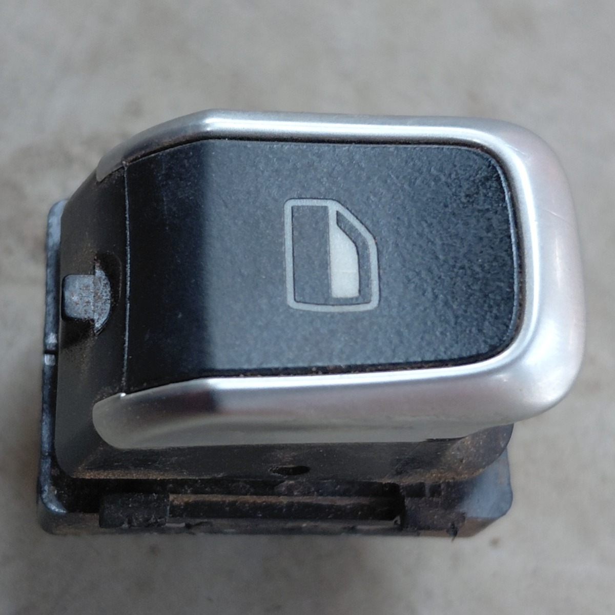 Q5 LEFT FRONT WINDOW SWITCH