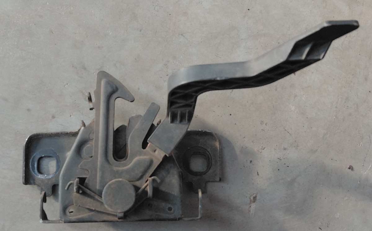 Sandero II Bonnet Lock Assembly