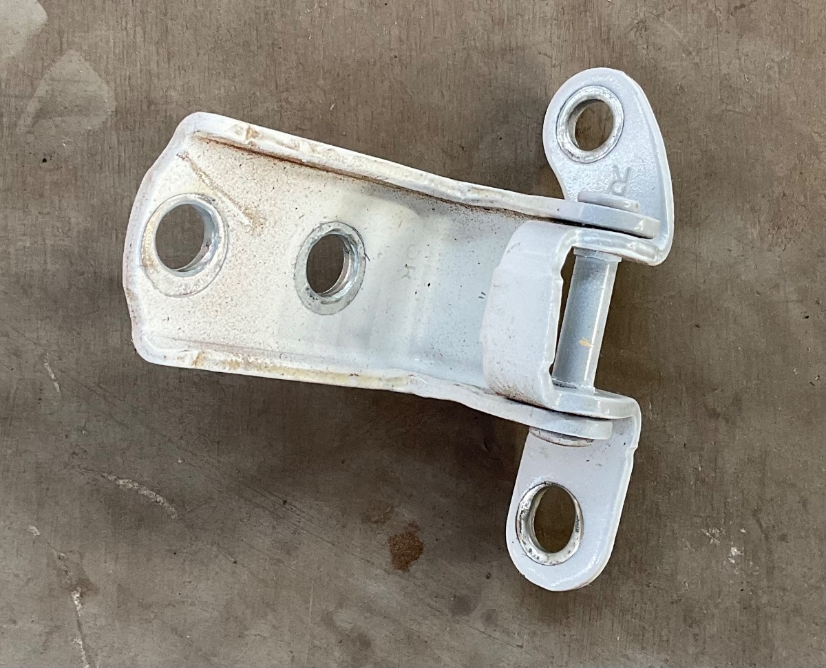 HILUX GD RIGHT REAR LOWER DOOR HINGE
