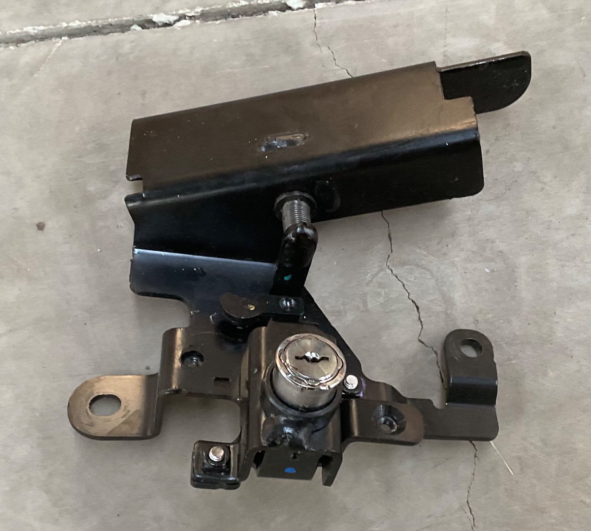 HILUX GD GEAR LEVER LOCK