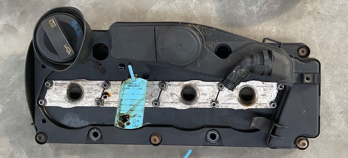 A4 2.0 TDI B8 VALVE COVER