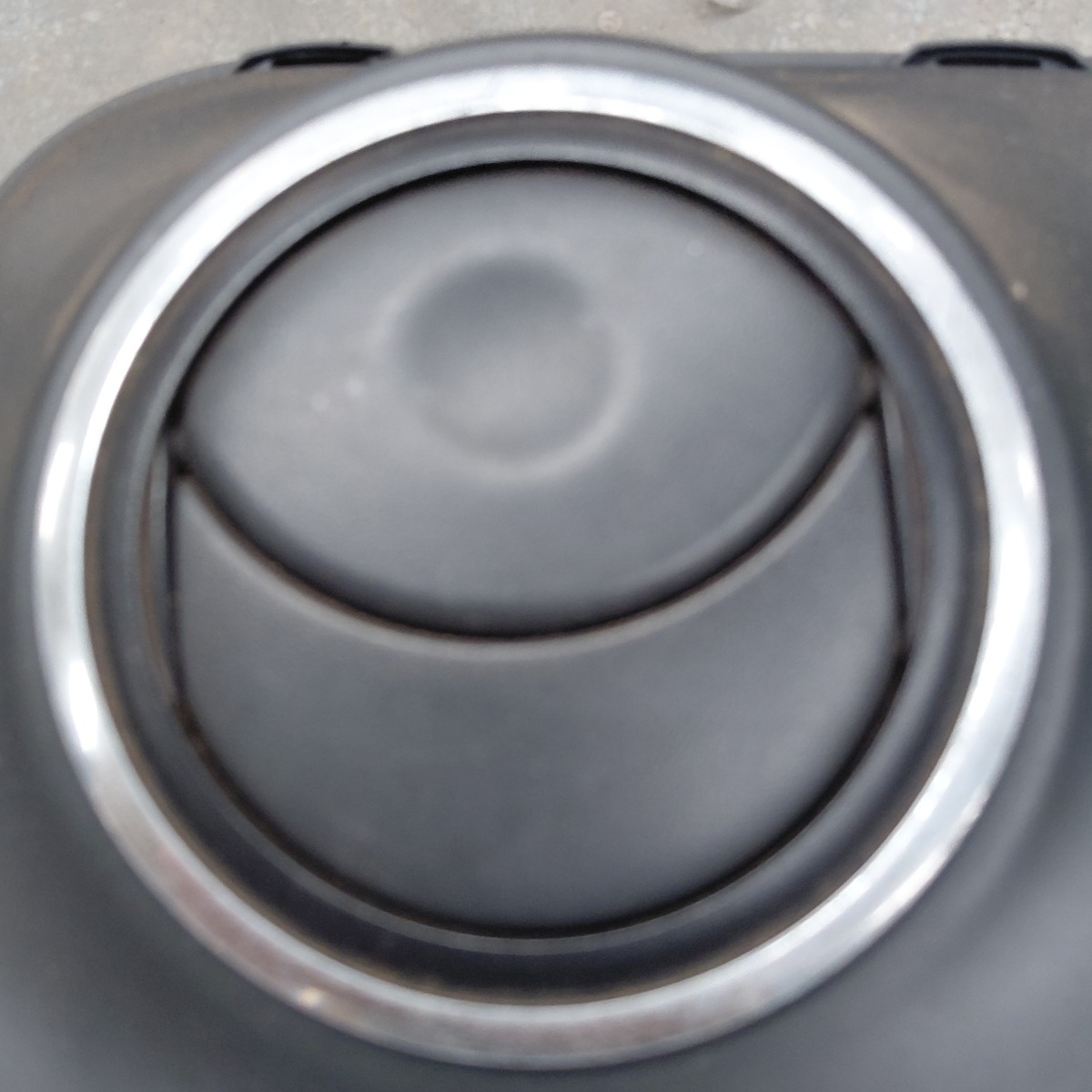SANDERO 2 LEFT CENTRE DASH VENT