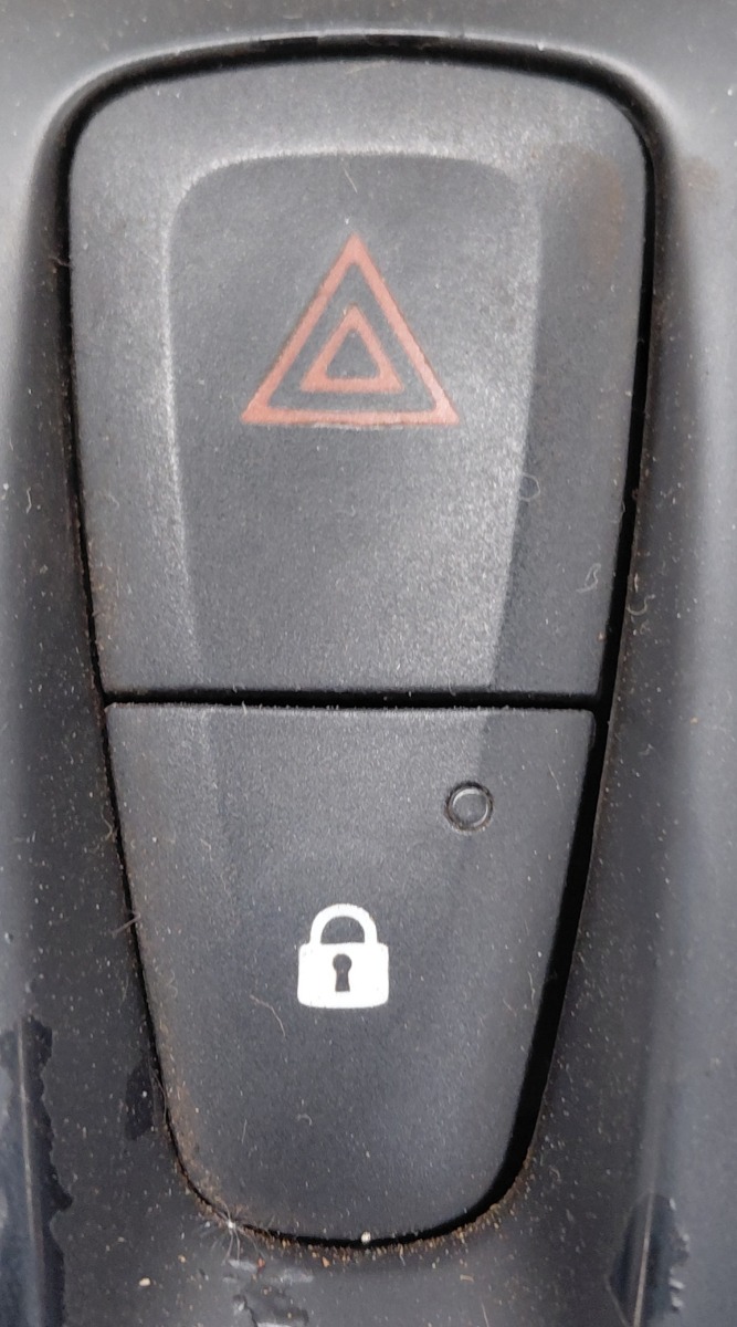 SANDERO 2 HAZARD SWITCH/CENTRE LOCK BUTTON