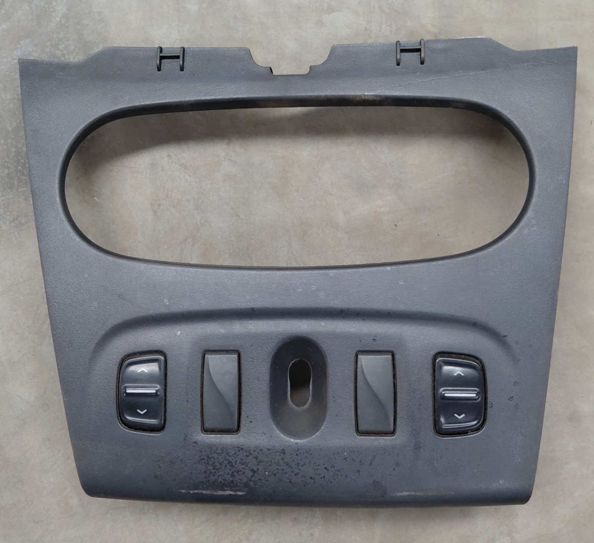 SANDERO 2 CENTRE CONSOLE TRIM ONLY