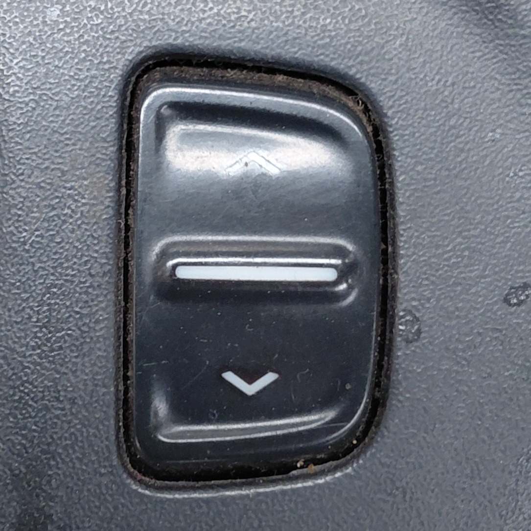 SANDERO 2 RIGHT FRONT WINDOW SWITCH