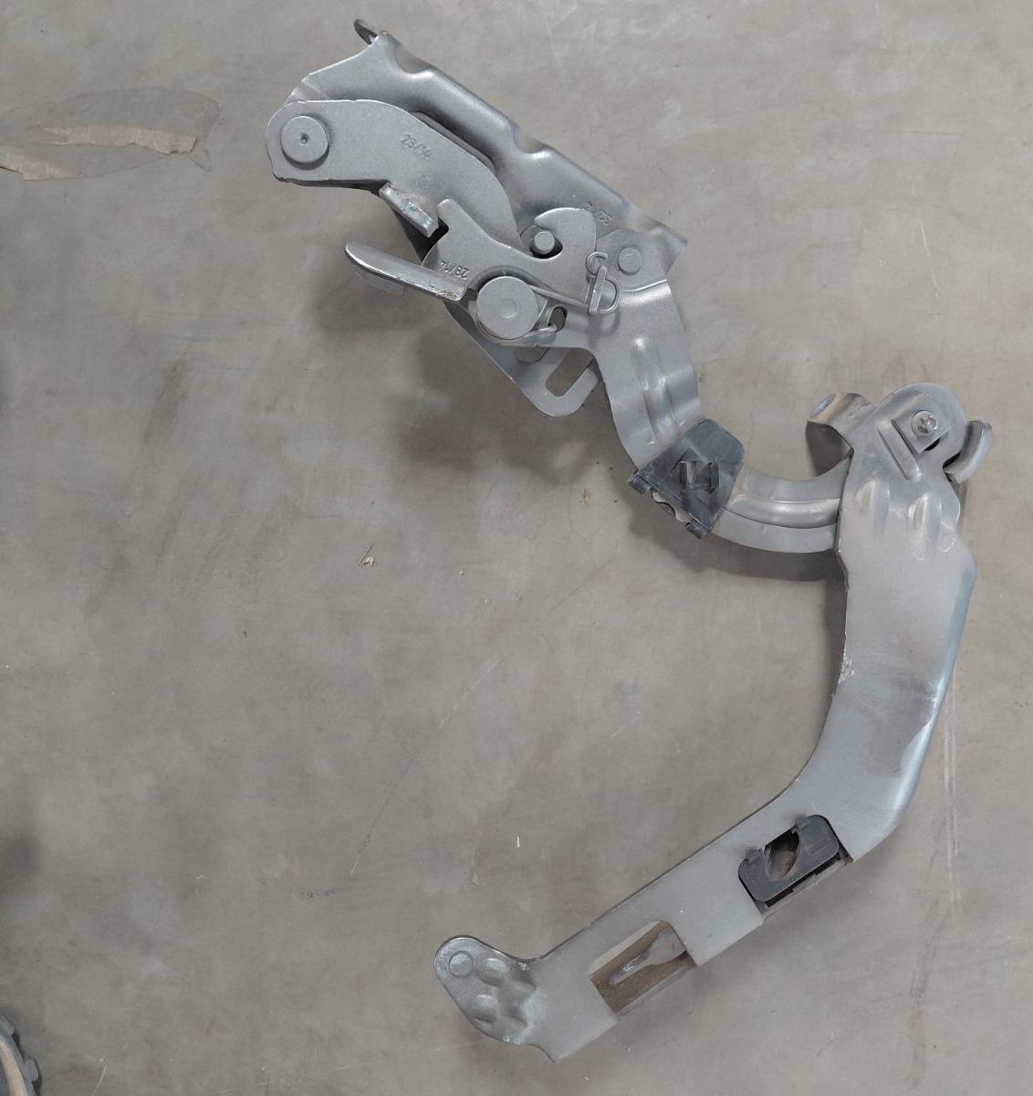 W205 LEFT BONNET HINGE