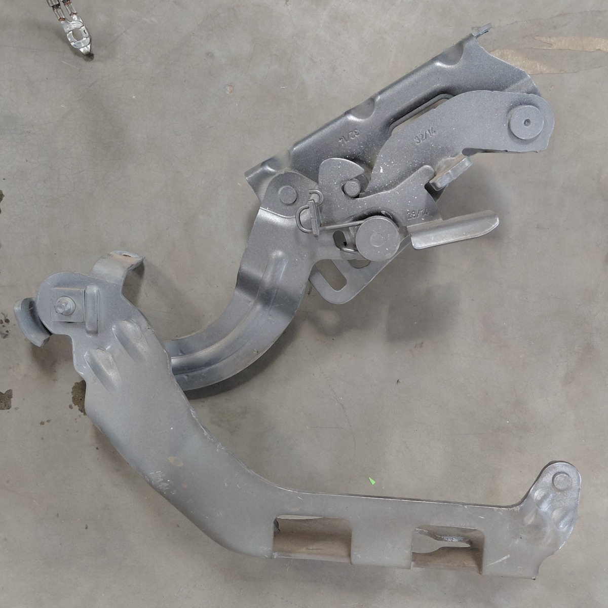 W205 BONNET HINGE RIGHT