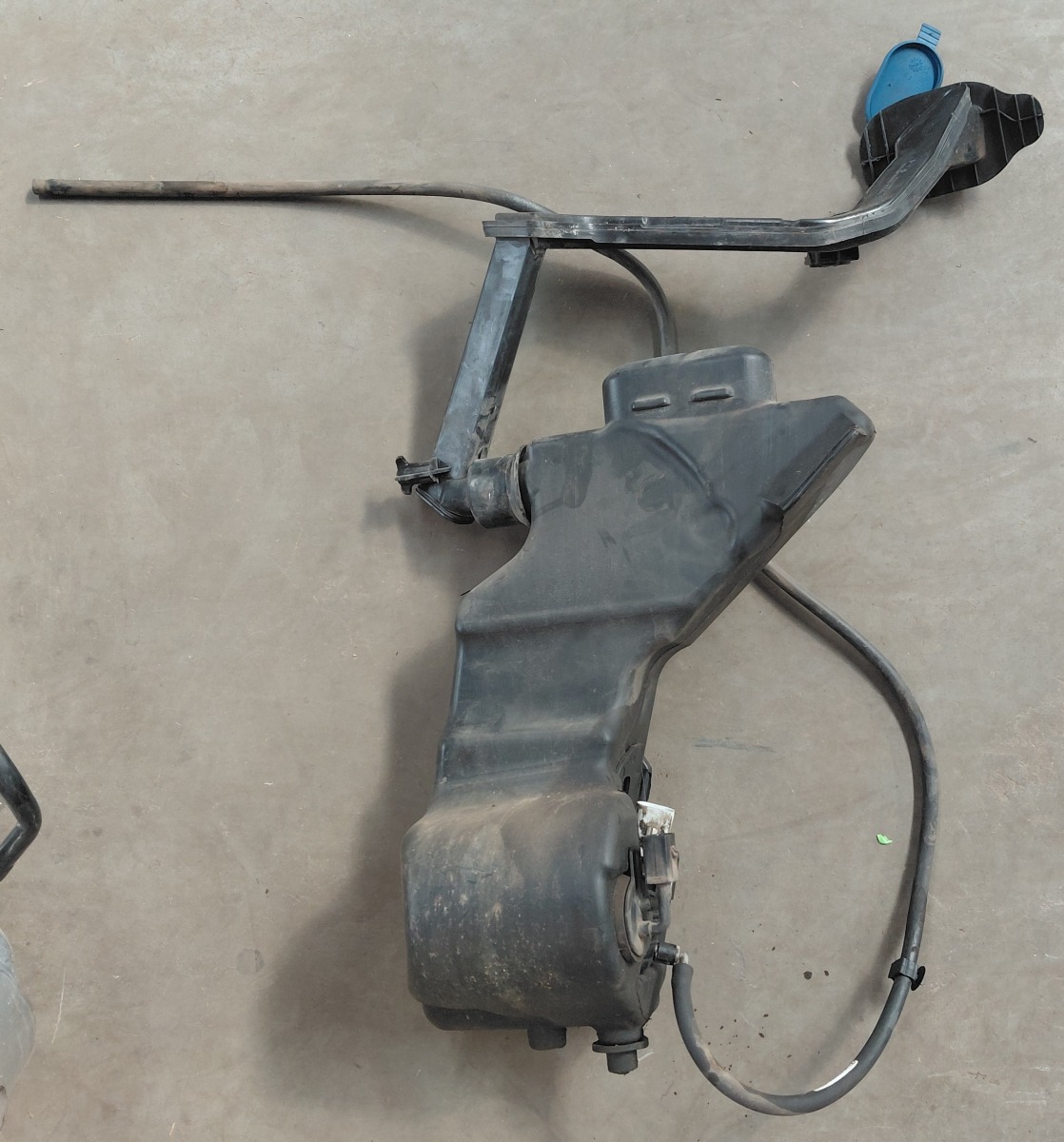 W205 WINDSCREEN WASHER BOTTLE