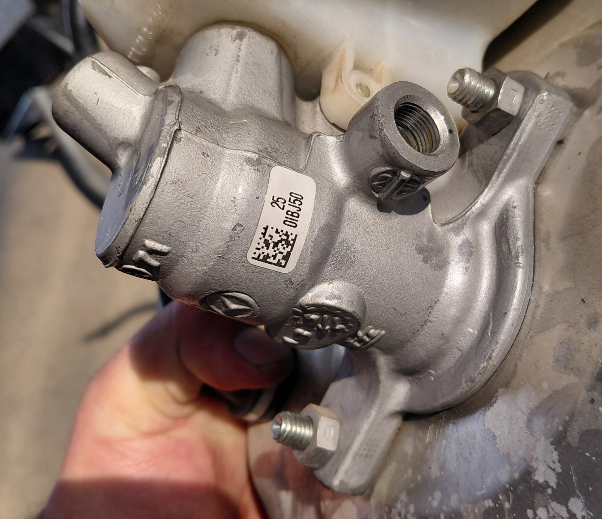 W205 BRAKE MASTER CYLINER