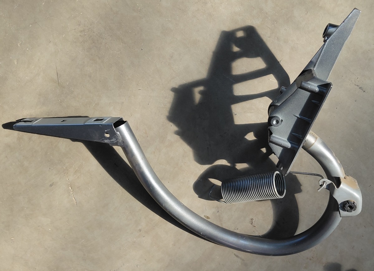 W205 RIGHT BOOT HINGE