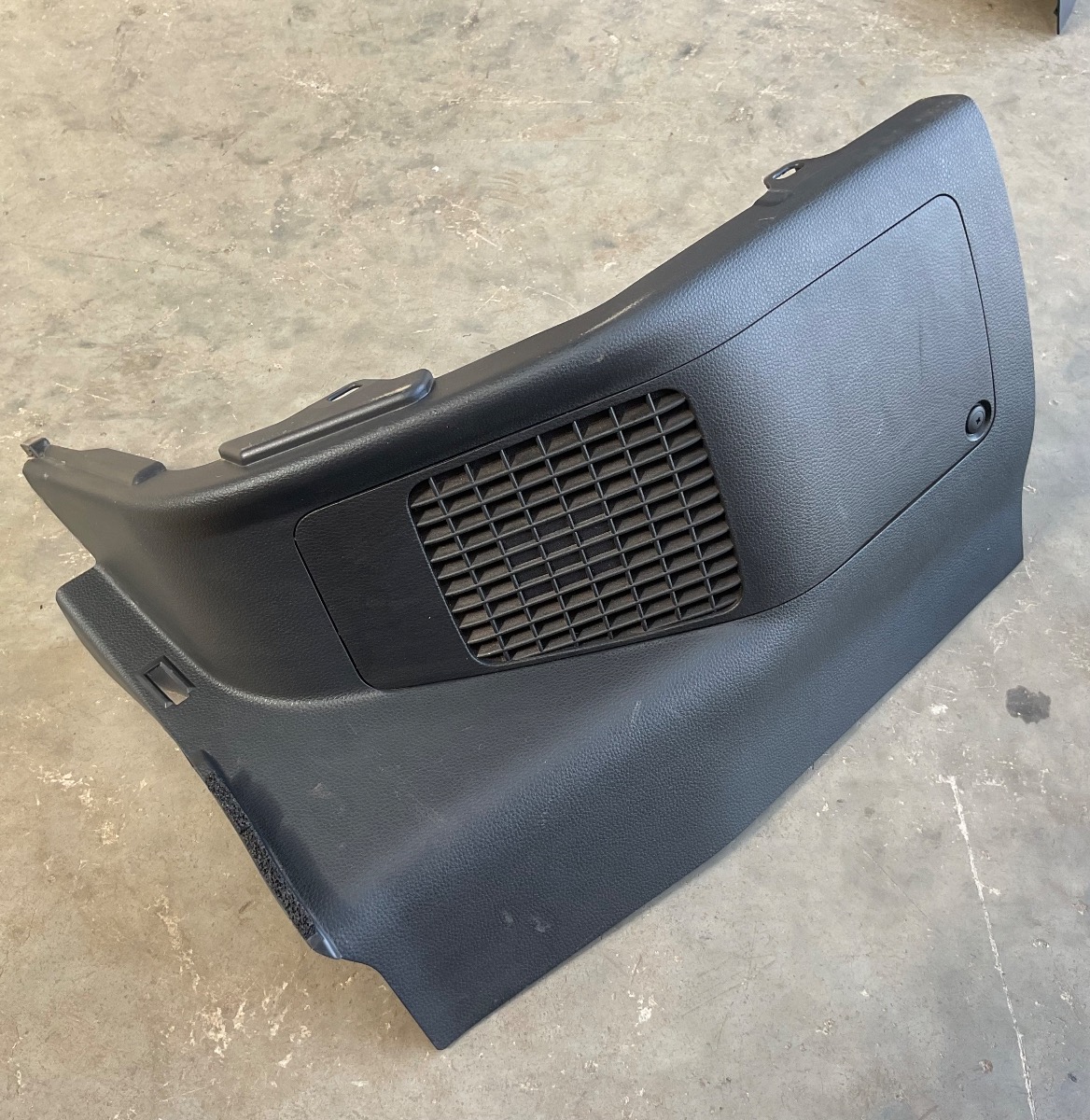 COROLLA CROSS LEFT REAR LOWER COVER