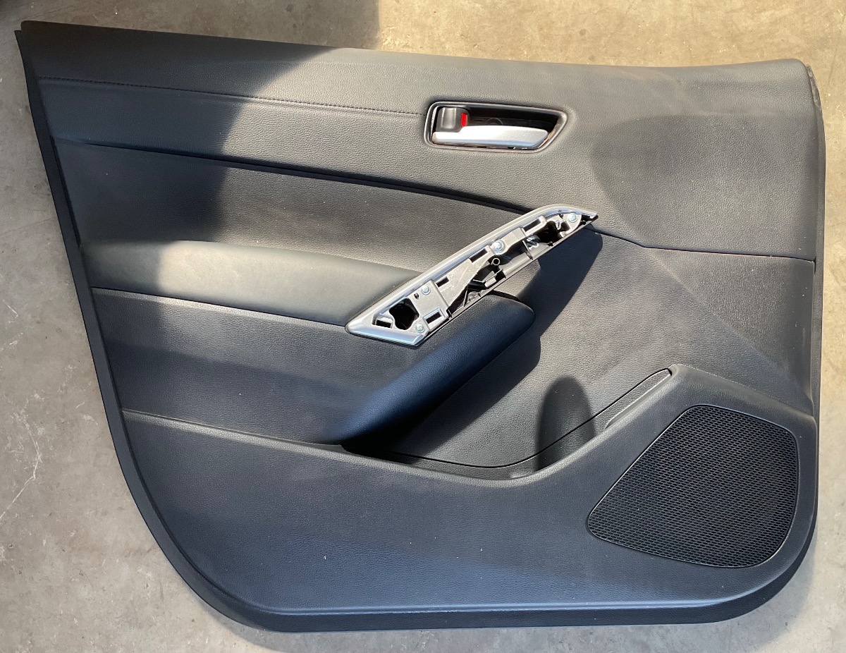COROLLA CROSS LEFT FRONT DOOR PANEL