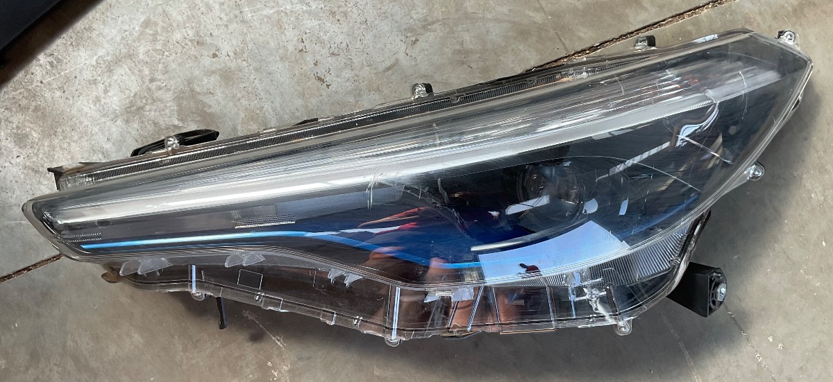 COROLLA CROSS HEADLIGHT LEFT MISSING MOUNT CLIPS