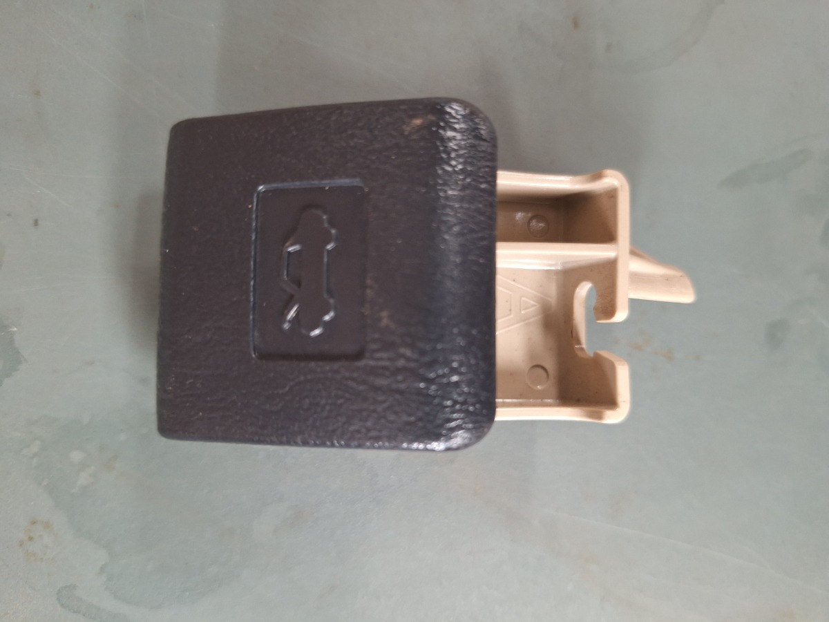 COROLLA CROSS BONNET RELEAS BOTTON
