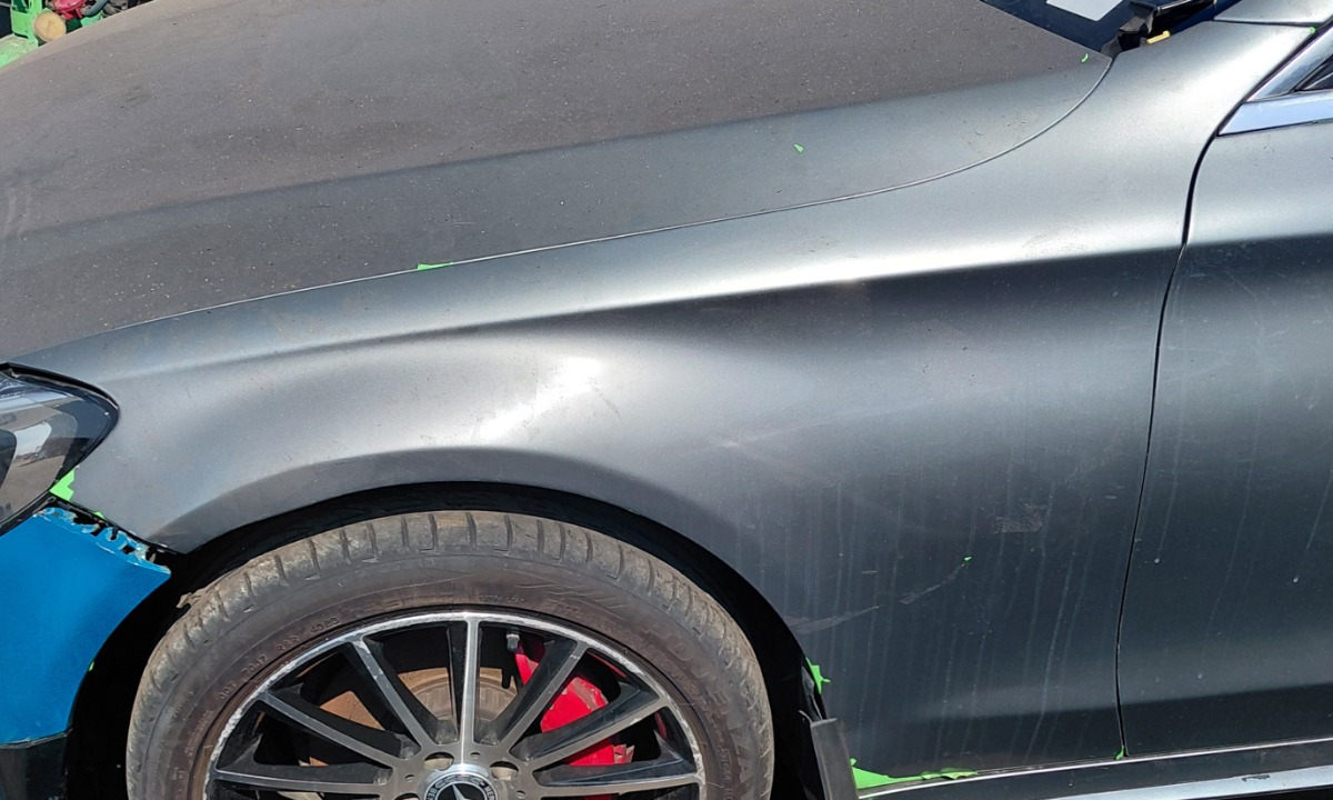 W205 Fender Left Front - Bolted