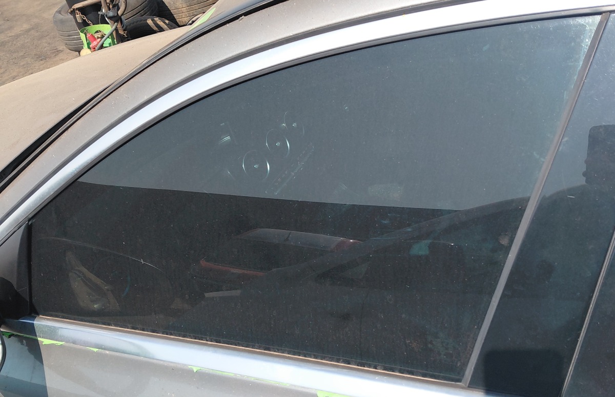 W205 LEFT FRONT DOOR GLASS