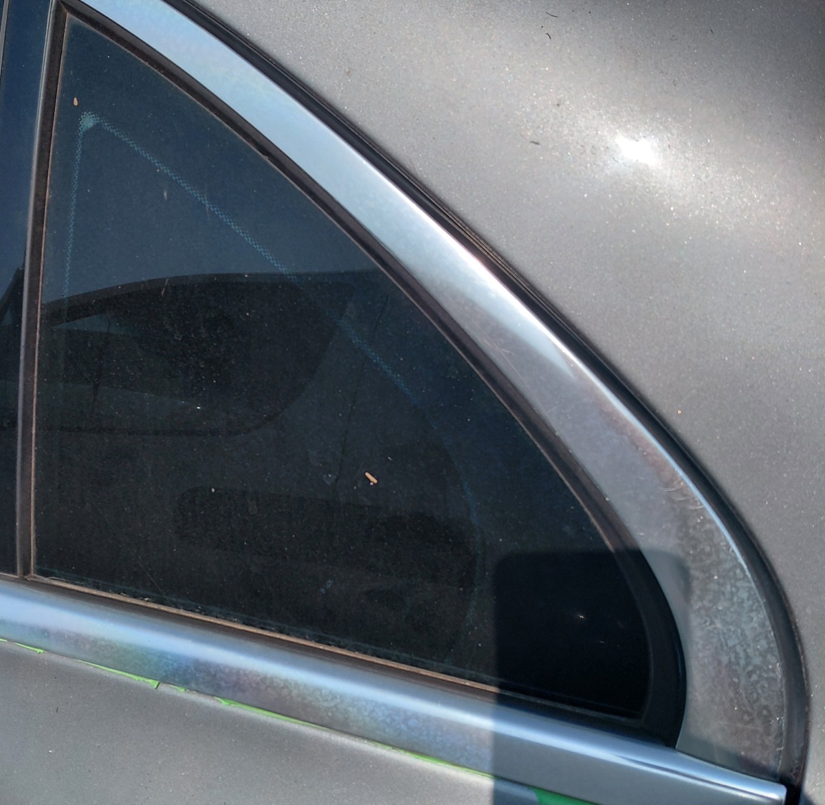 W205 LEFT REAR DOOR FIXED GLASS