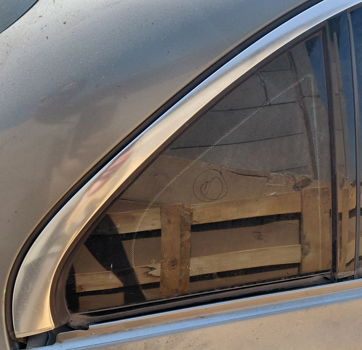 W205 RIGHT REAR DOOR FIXED GLASS
