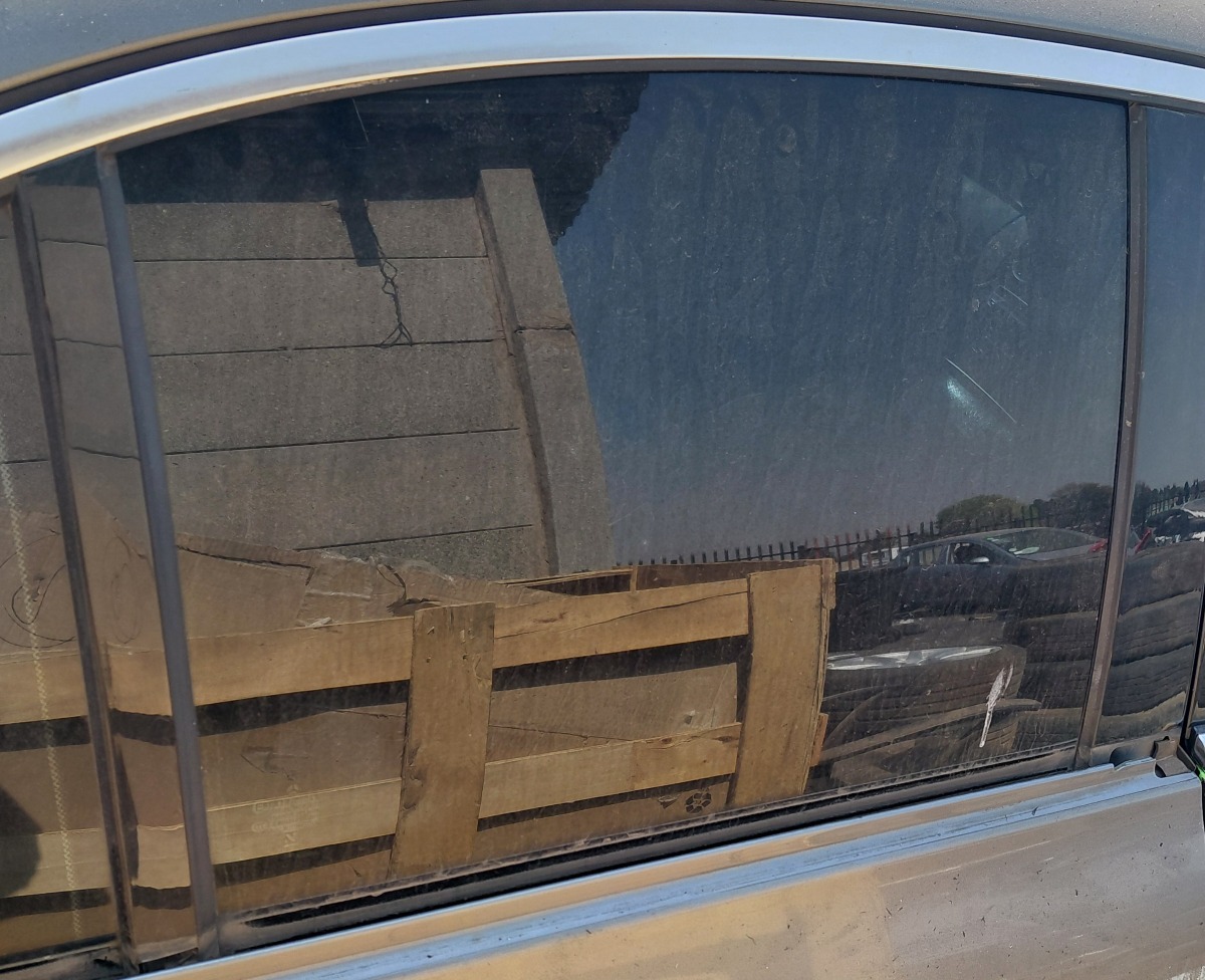 W205 RIGHT REAR DOOR GLASS