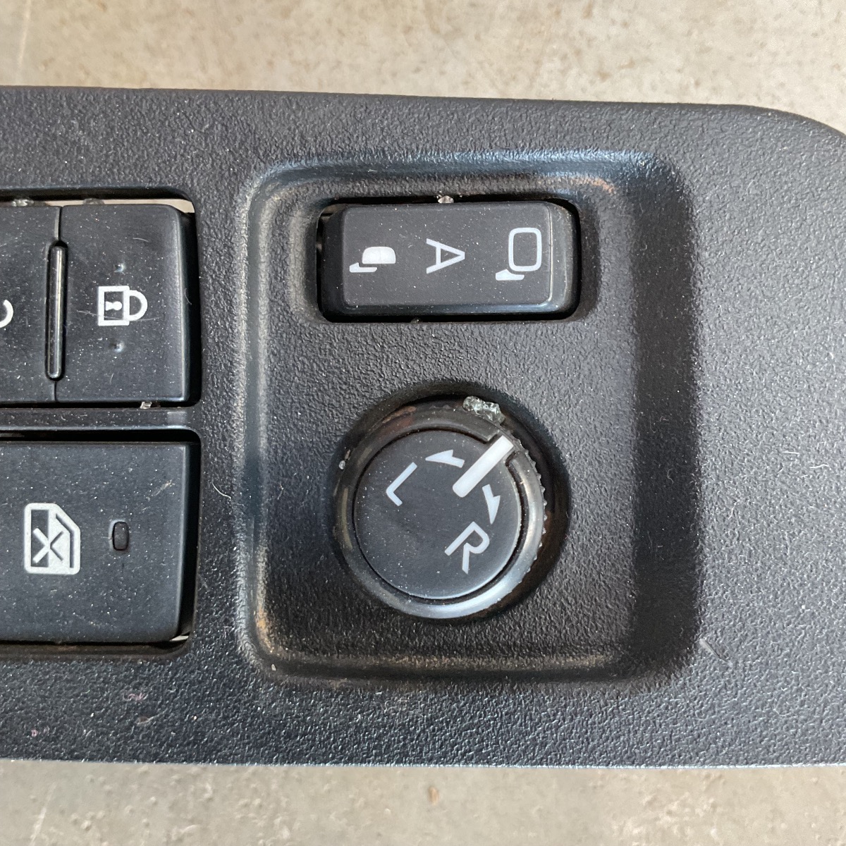 COROLLA CROSS MIRROR ADJUSTER SWITCH