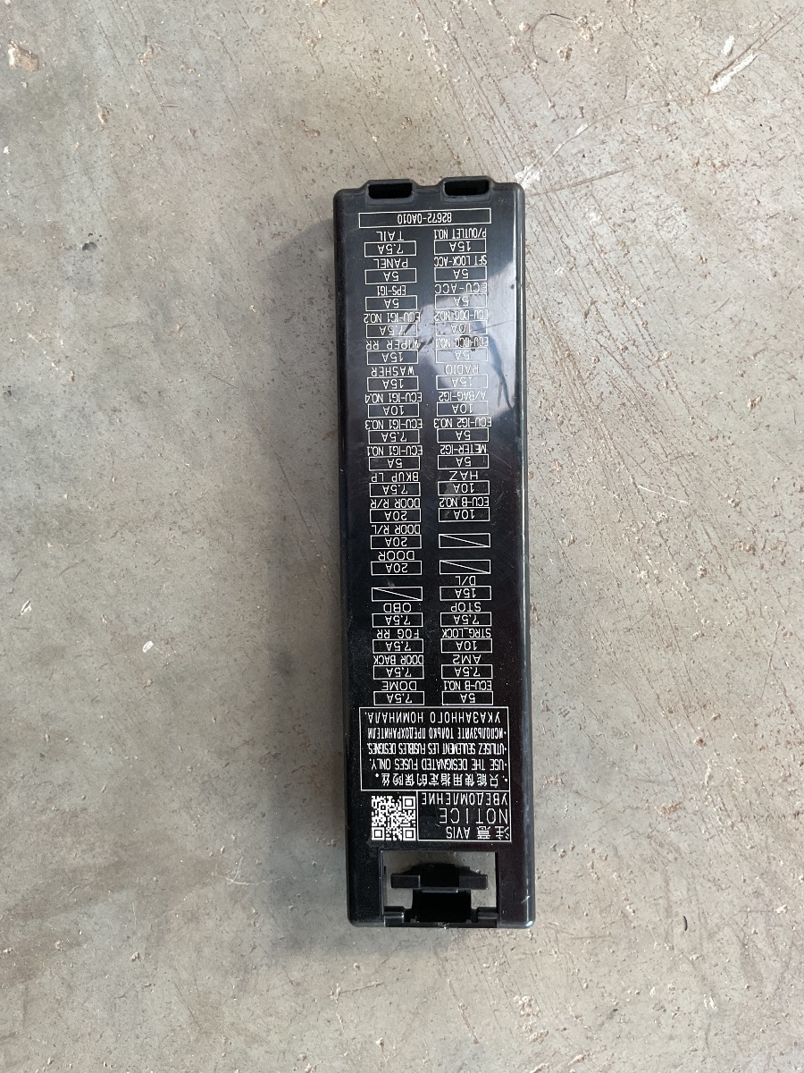 COROLLA CROSS INTERRIOR FUSE COVER