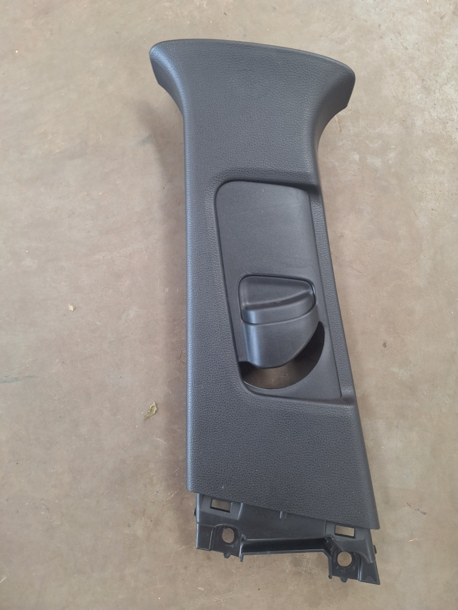 COROLLA CROSS LEFT B PILLAR COVER