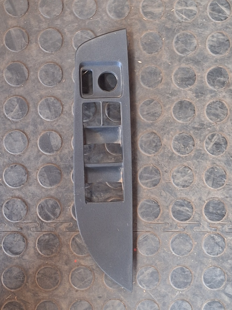 COROLLA CROSS RIGHT DOOR WINDOW CONTROL COVER