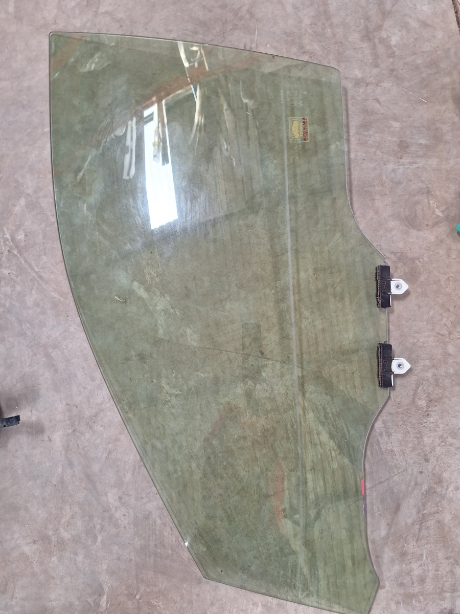 RAV4 LEFT FRONT DOOR GLASS