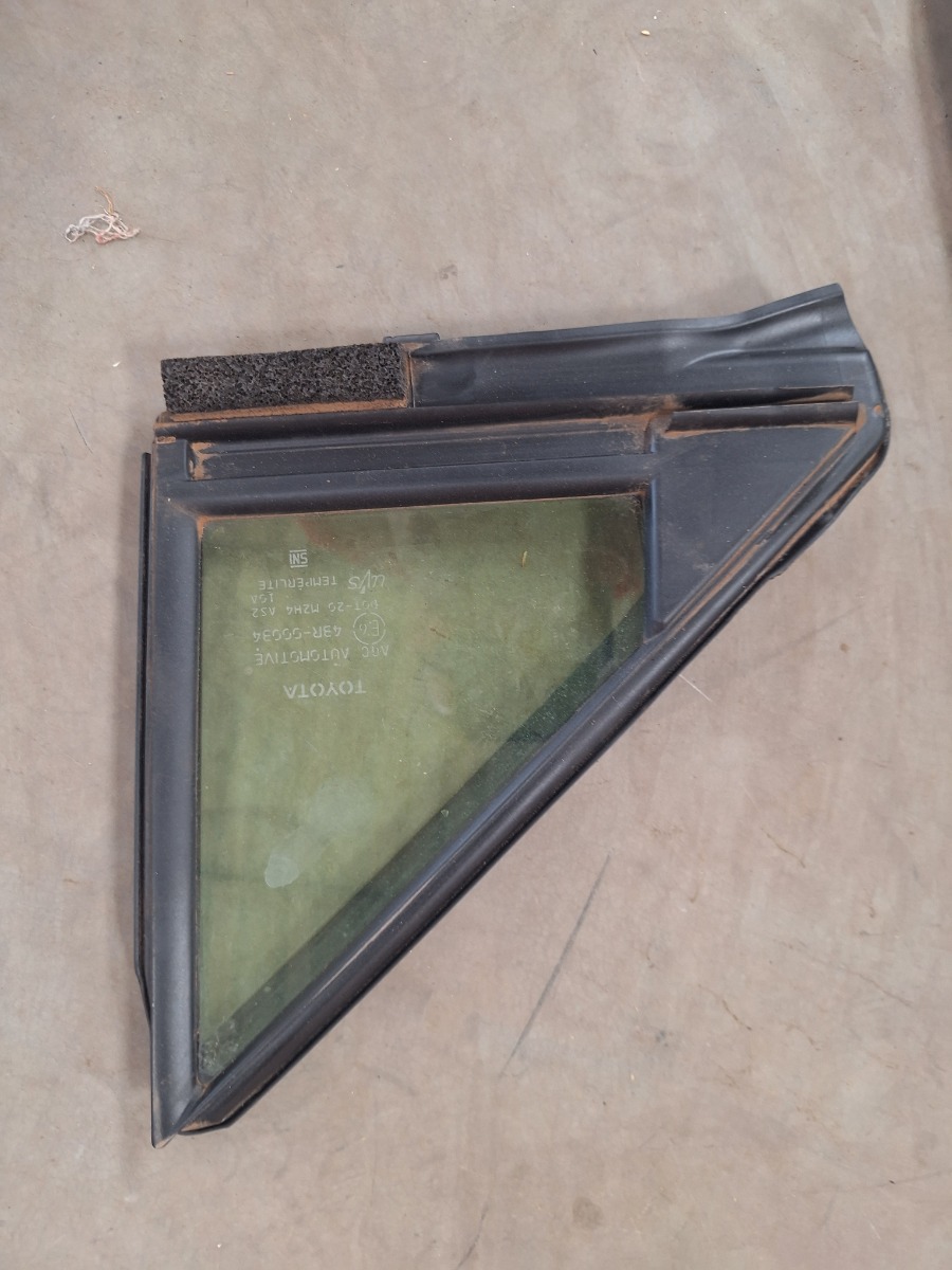 RAV4 LEFT FRONT VENT GLASS