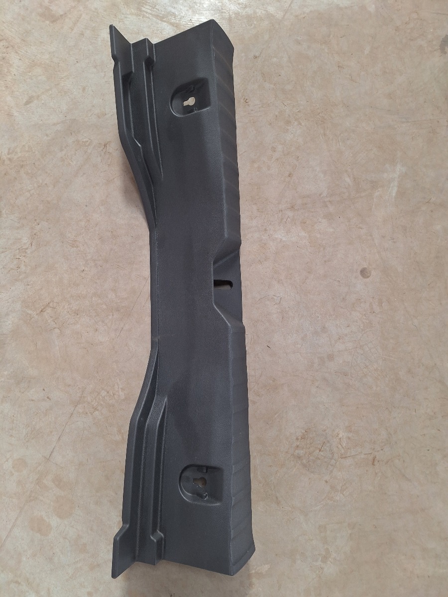 COROLLA CROSS REAR BOOT CENTER TRIM