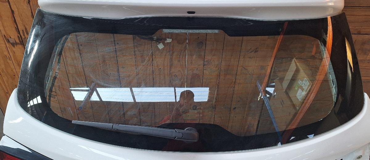 COROLLA CROSS REAR BOOT GLASS