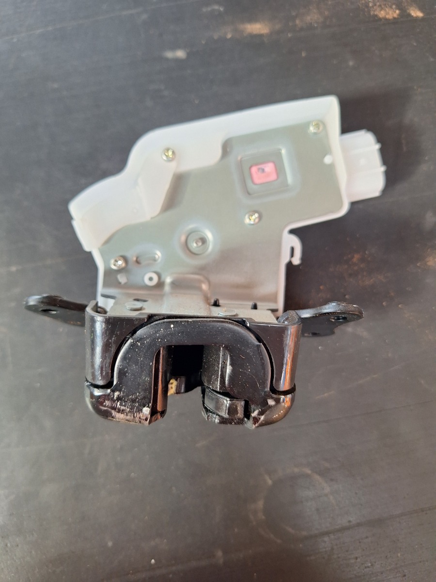 COROLLA CROSSREAR BOOT LOCK