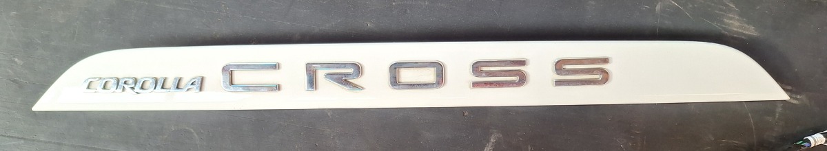 COROLLA CROSS BOOT LID BEADING