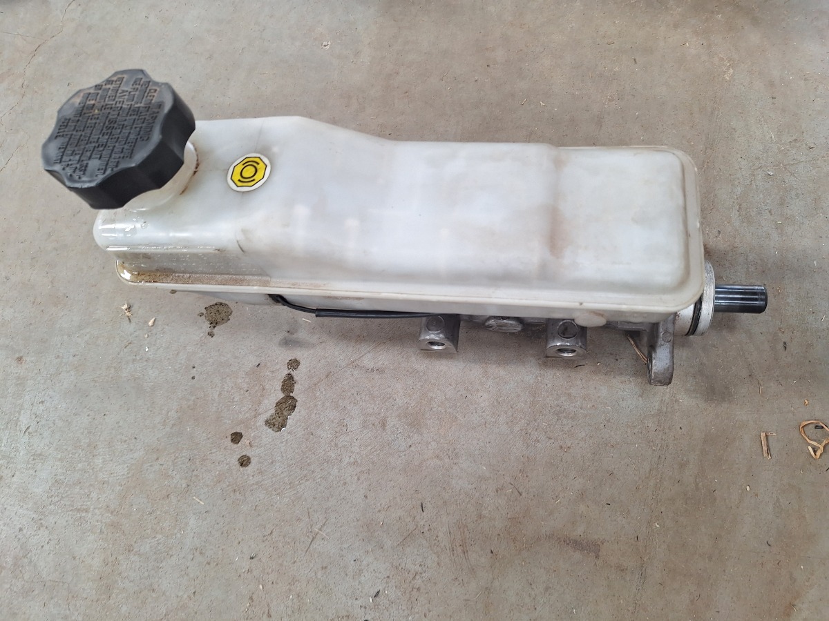 H1 BRAKE MASTER CYLINDER