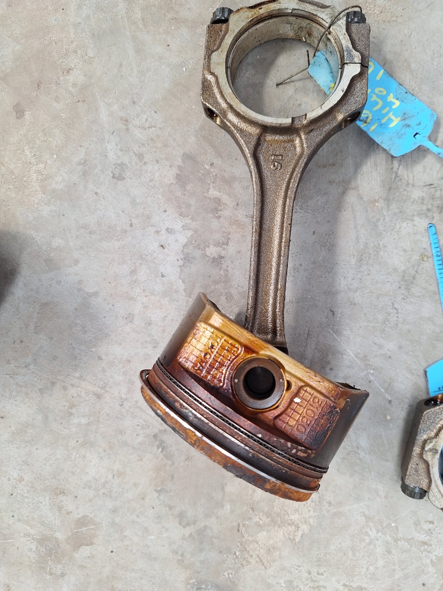HILUX 4.0 PISTON AND CONROD