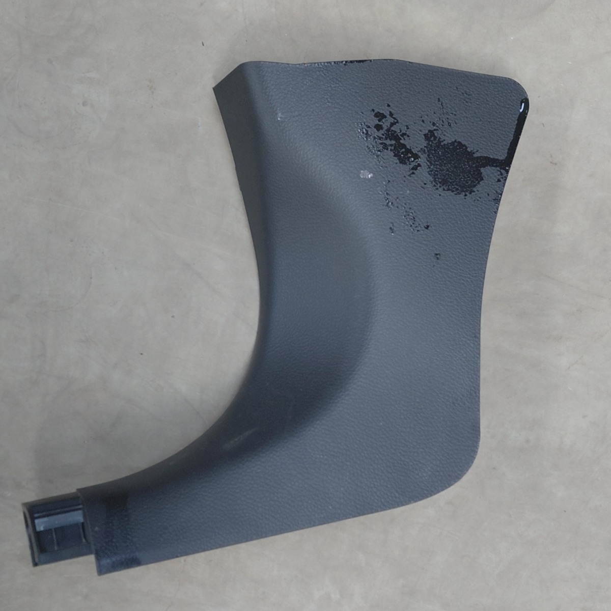STARLET CROSS LEFT FRONT LOWER A-PILLAR TRIM