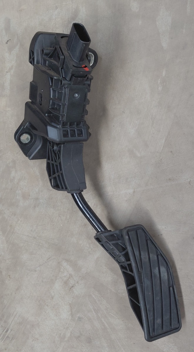 STARLET CROSS ACCELERATOR PEDAL
