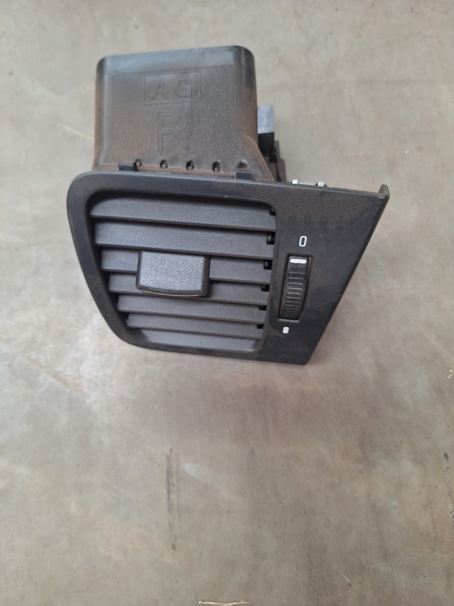 LEGACY RIGHT SIDE DASHBORD AIR VENT