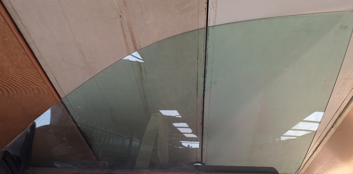 LEGACEY LEFT SIDE DOOR GLASS