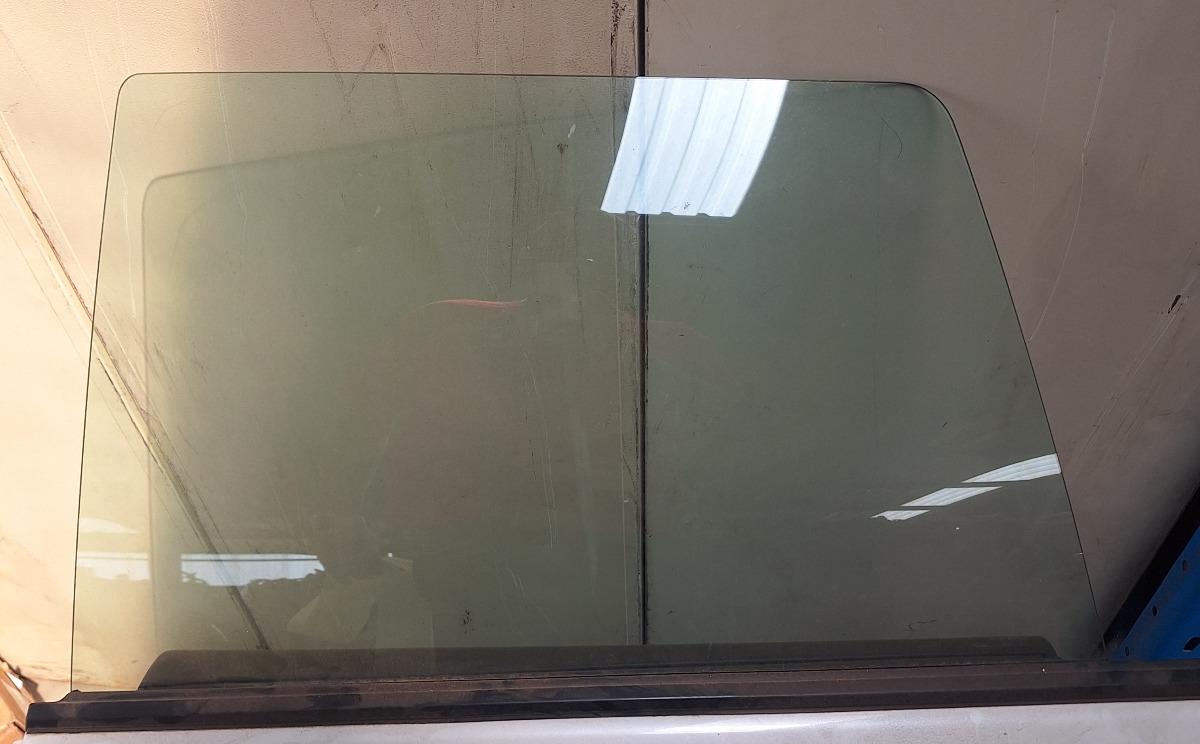 LEGACEY LEFT REAR DOOR GLASS