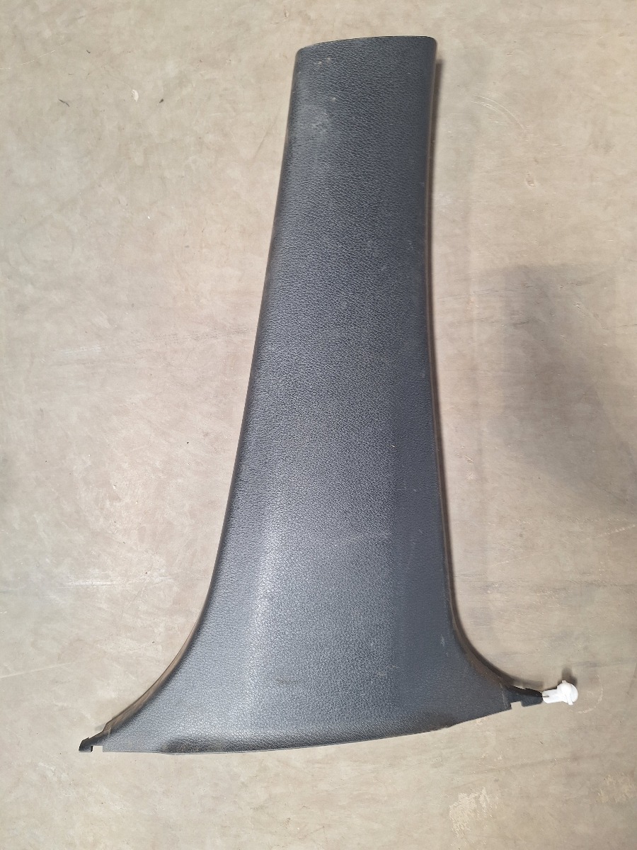 LEGACY RIGHT B PILLAR BOTTOM COVER