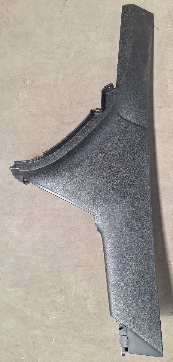 LEGACY RIGHT SIDE CENTER TRIM PANEL