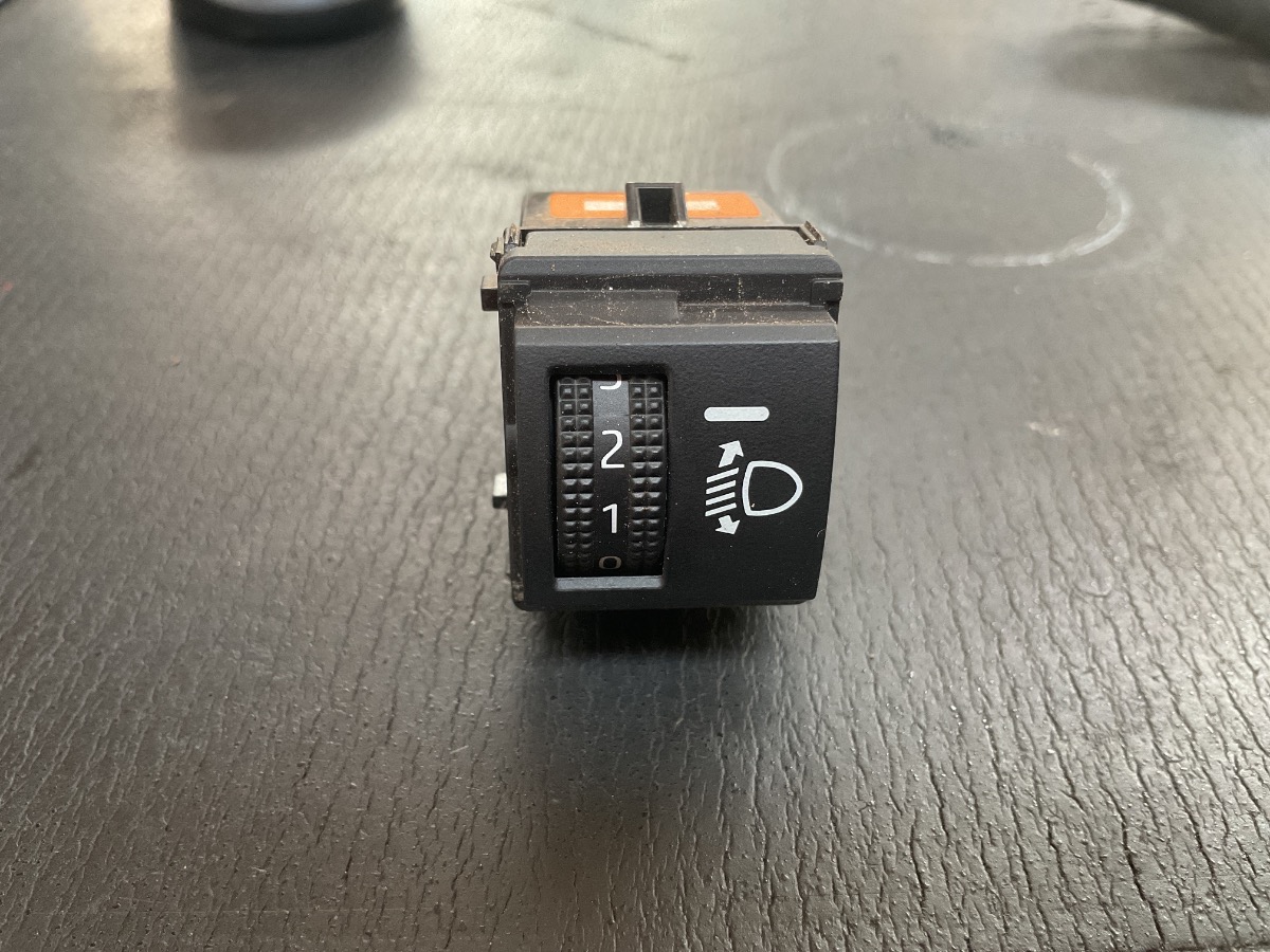 COROLLA CROSS HEADLAMP LEVELING SWITCH