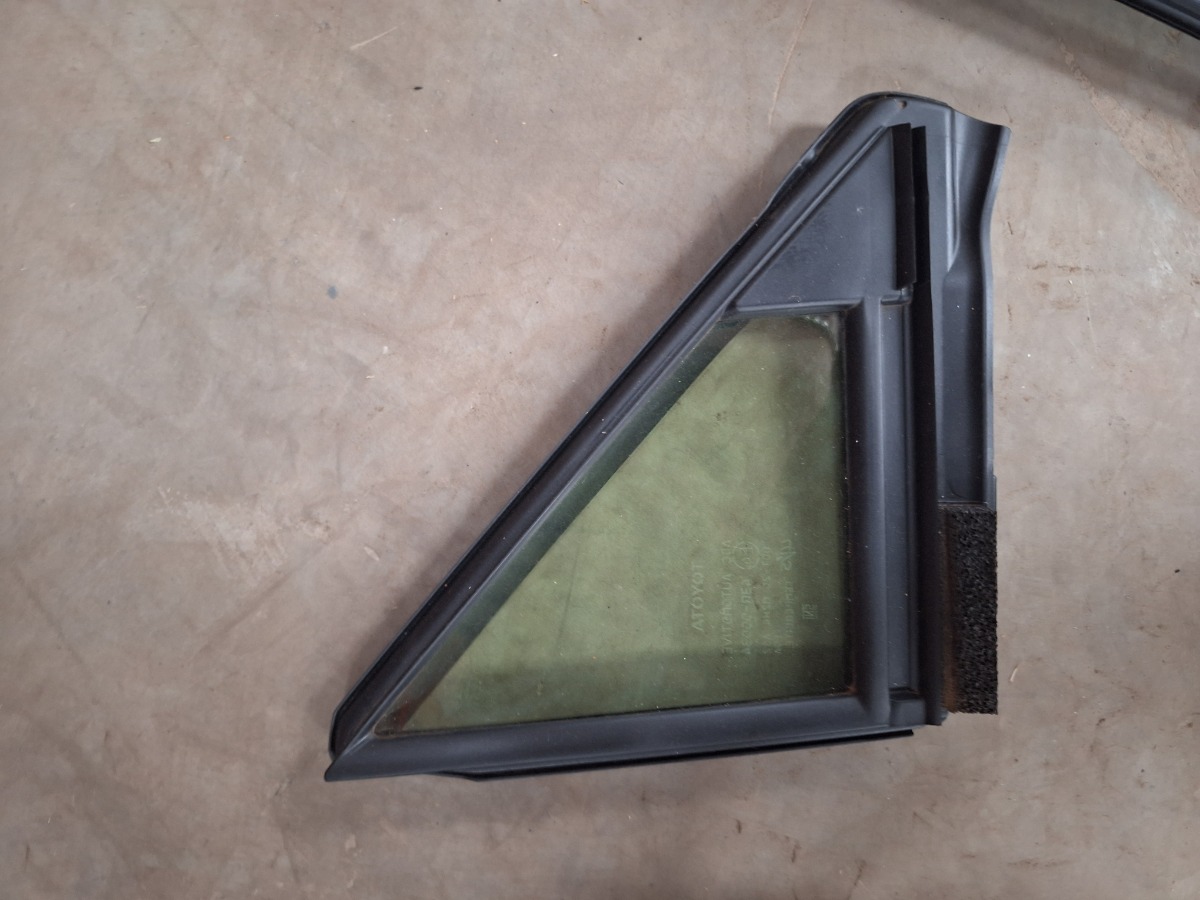 RAV4 RIGHT FRONT VENT GLASS