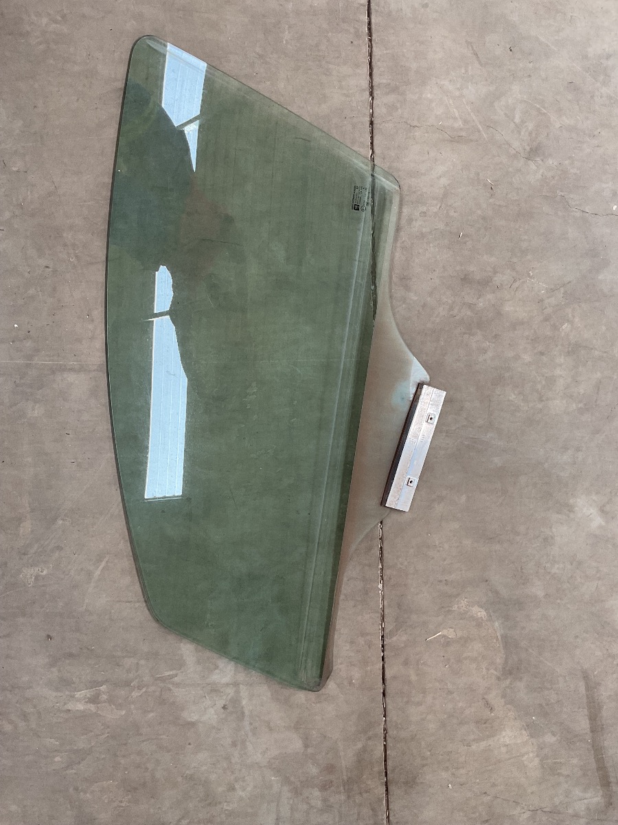 CORSA LEFT FRONT DOOR GLASS